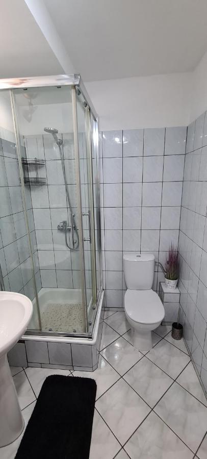 פוזנן Quiet Basement Apartment מראה חיצוני תמונה