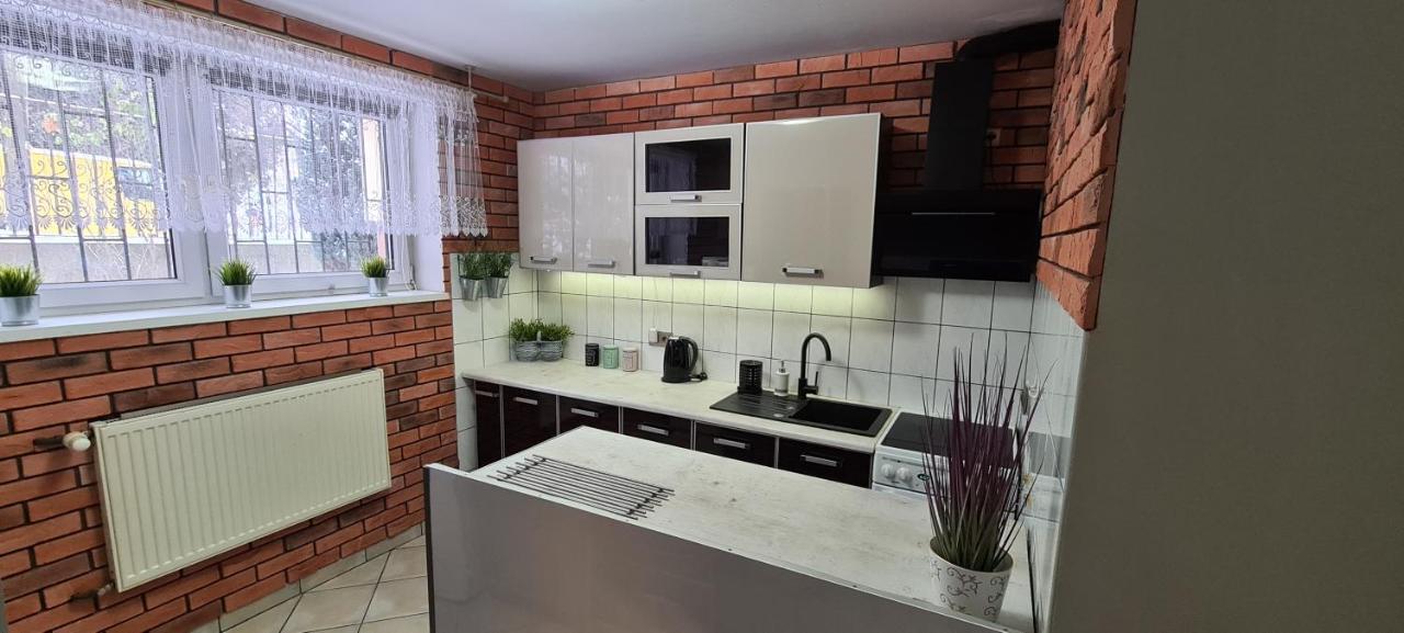 פוזנן Quiet Basement Apartment מראה חיצוני תמונה